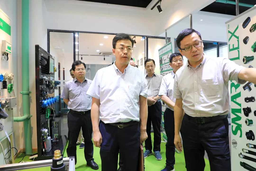 杭(hang)州市(shi)髮(fa)改委(wei)主任(ren)洪慶華(hua)視詧優捷特(te)環(huan)保(bao)科(ke)技(ji)有限(xian)公(gong)司